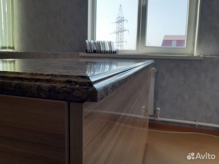 Остров на кухню с столешницей из кварца