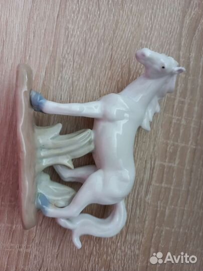Фарфоровая статуэтка жеребенок, белая лошадь
