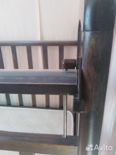 Детская кроватка с маятником