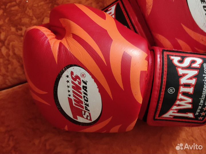 Боксерские перчатки twins 10 oz