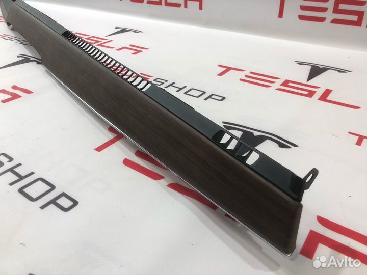 Декоративная накладка торпедо верхняя Tesla