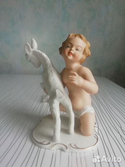 Статуэтка Путти с козленком Германия Wallendorf