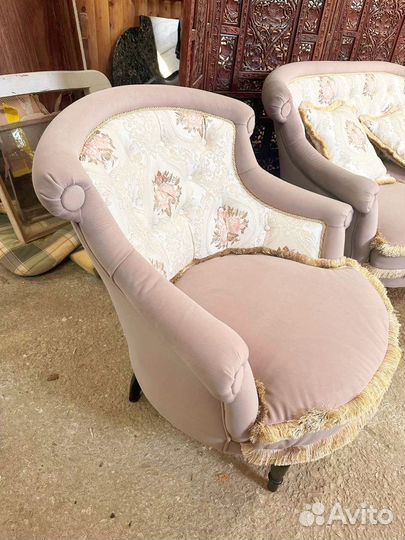 Мягкая мебель. Диван. Кресло. Винтажная мебель