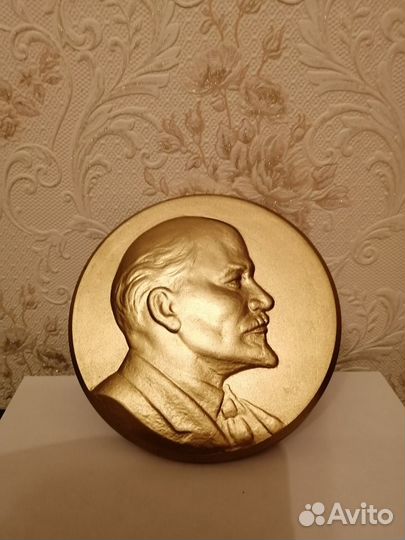 Барельеф Ленина