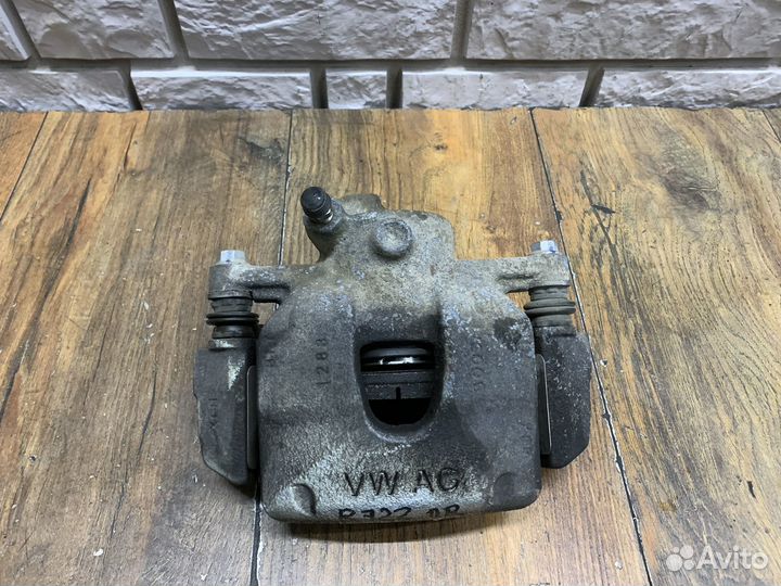 Skoda Rapid Суппорт тормозной передний правый