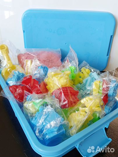 Кинетический цветной песок в контейнере