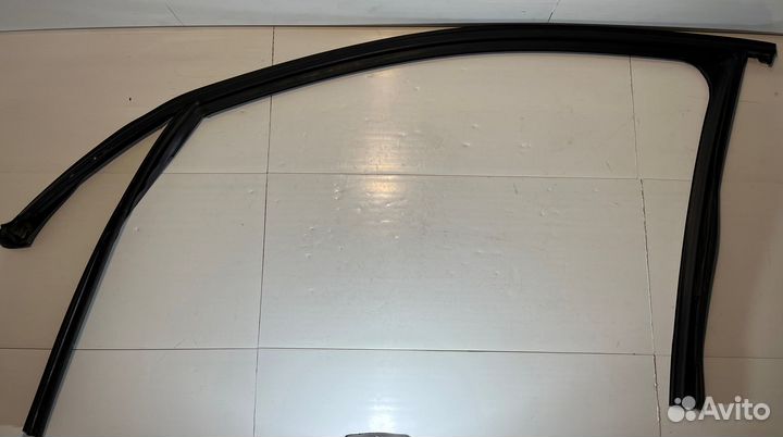 Уплотнитель стекла двери передний левый BMW E90