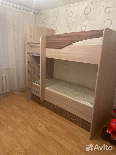Кровать двухьярусная
