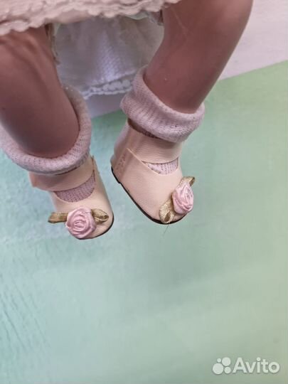 Фарфоровая кукла на качелях. Артикул34469