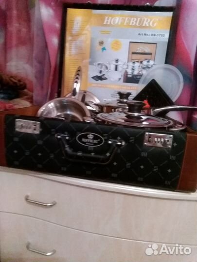 Подарочный набор с посудой в чемодане