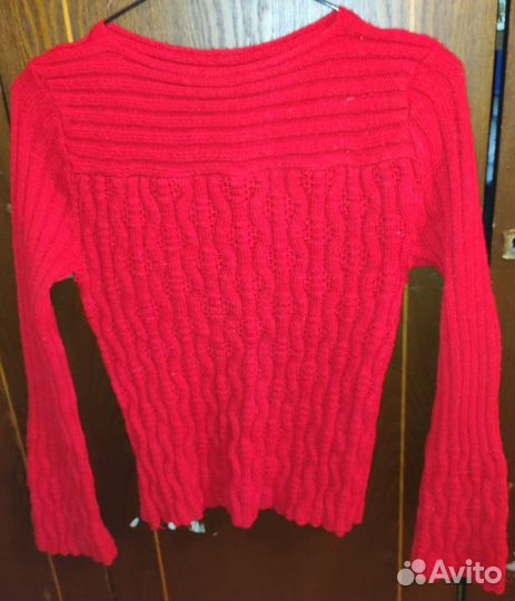 Вязаный красный джемпер