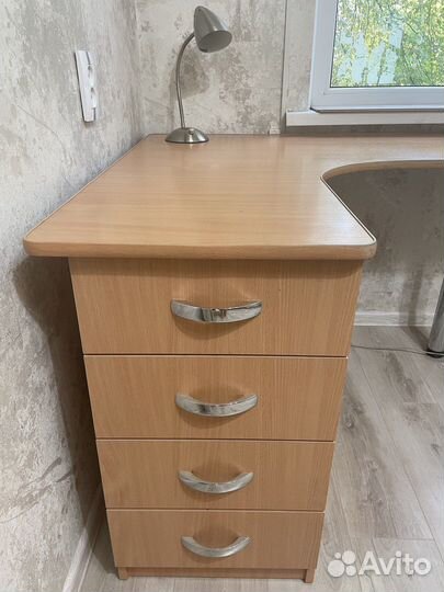 Стол письменный, рабочее место для школьника