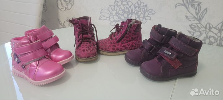 Много обуви на девочку
