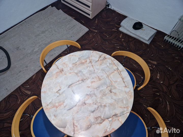 Стол и стулья