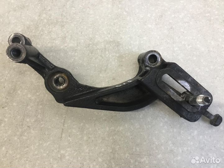 Кронштейн (сопут. товар) Toyota Land Cruiser (200)