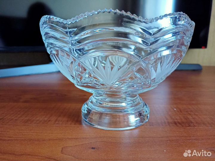 Хрустальная конфетница на ножке