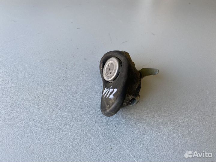 Замок двери багажника toyota vitz yaris