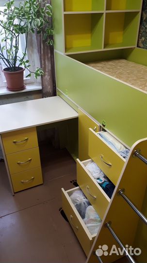 Детский уголок с кроватью и столом