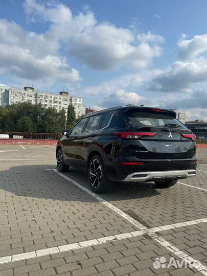 Mitsubishi Outlander 2.5 CVT, 2023, 28 км