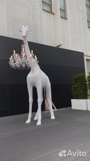 Жираф с люстрой