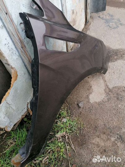 Крыло переднее правое