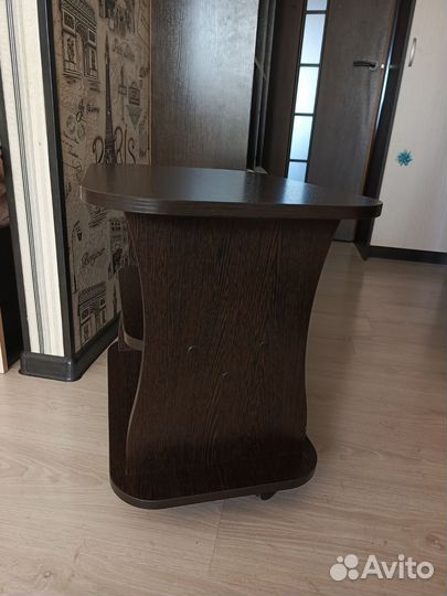 Журнальный столик на колесах