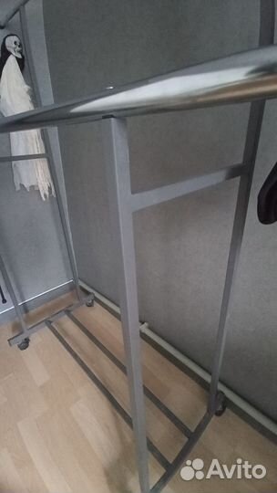 Вешалка напольная на колесах