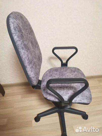 Компьютерное кресло (стул)