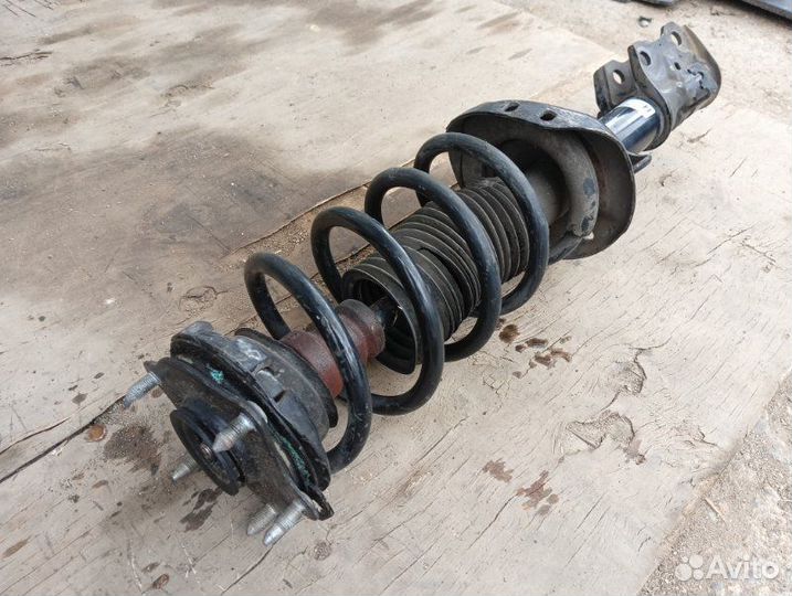 Стойка амортизатора передняя правая Honda Cr-V 3