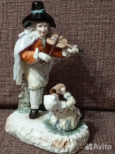 Фарфоровая статуэтка 