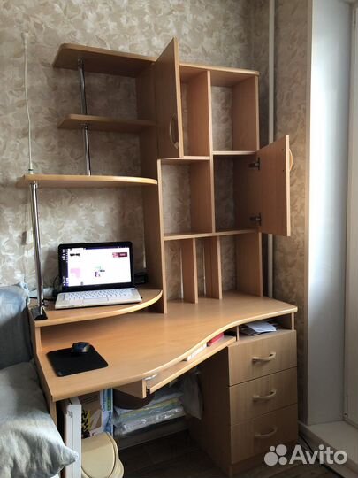 Компактный компьютерный стол