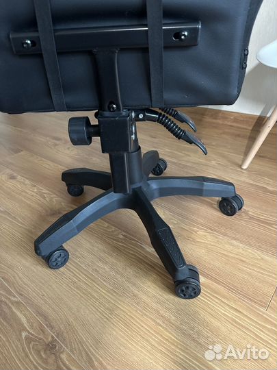 Компьютерное кресло геймлаб черное