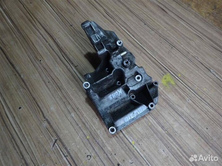 Кронштейн компрессора кондиционера Mercedes Benz