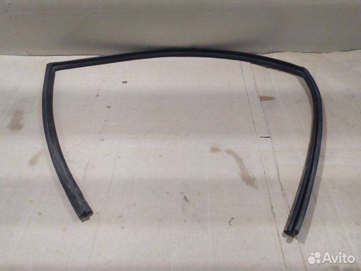 Уплотнитель двери передний правый Nissan Almera