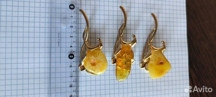 Брошь с янтарем