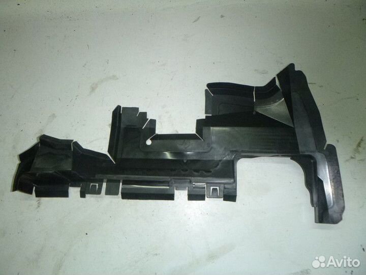 Дефлектор радиатора правый audi A4 B8 2007