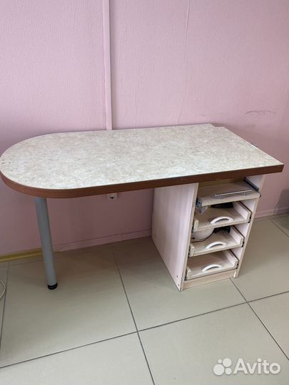 Маникюрный стол