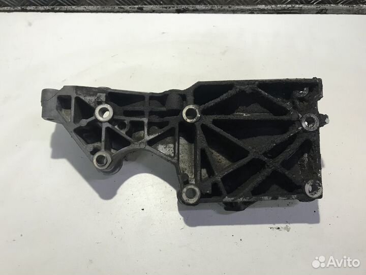 Кронштейн генератора Volkswagen Passat B6