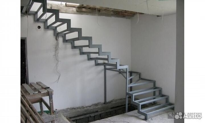 Лестницы на второй этаж и входные группы