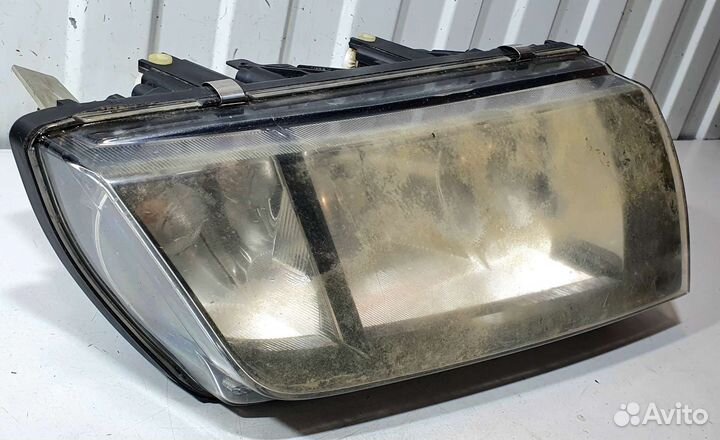 Фара передняя правая с дефектами Skoda Fabia