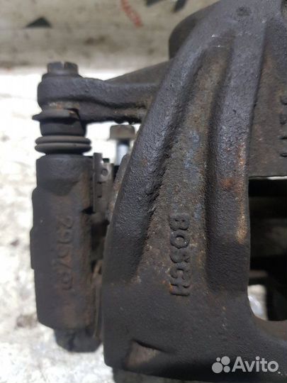 Суппорт передний левый Toyota Avensis AZT255W