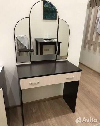 Стол макияжный «Бася» с зеркалом