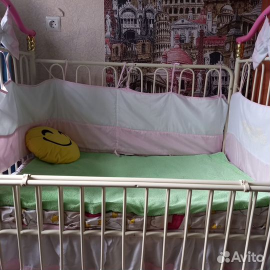 Детская кроватка с маятником