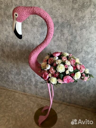 Фламинго фигура с цветами