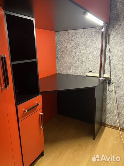 Кровать-чердак со шкафом и столом+матрац