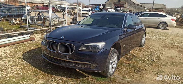 В разборе BMW 750 F01 F02, двигатель N63