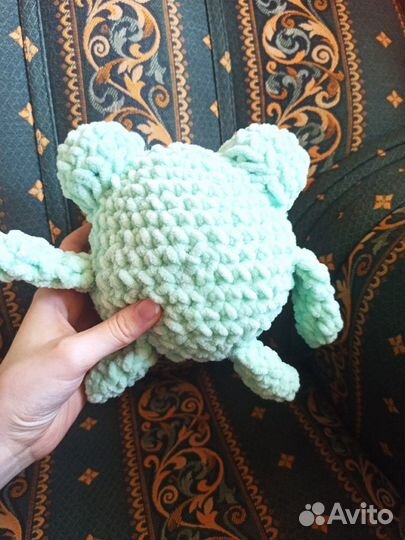 Милая лягушка, связанная из плюшевой пряжи