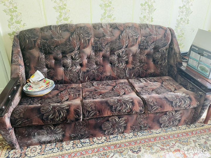 Отдам диван и кресло