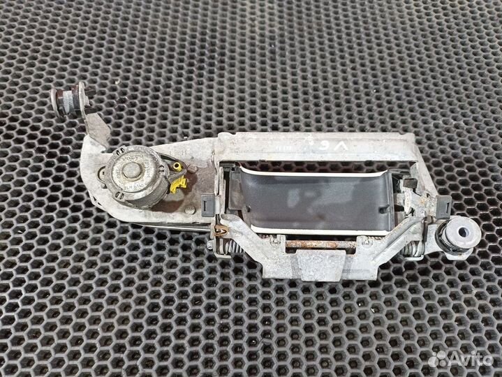 Кронштейн ручки двери левой Volvo FH