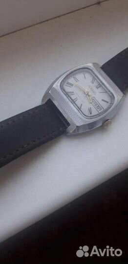 Часы Ракета.Телевизор Рабочие с календарем